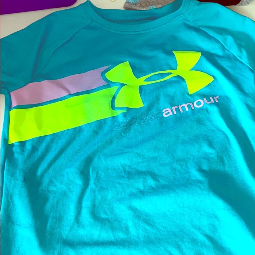 Under armor girls shirt